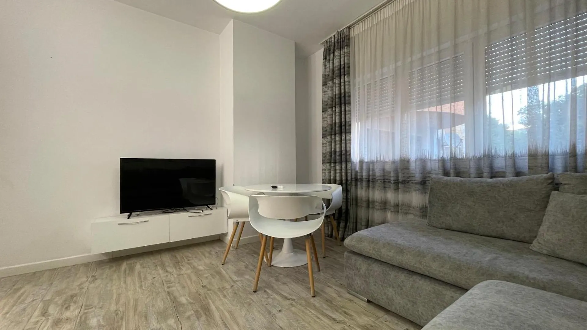Boutique 3 - Cozy Central 1-Bedroom Albánia