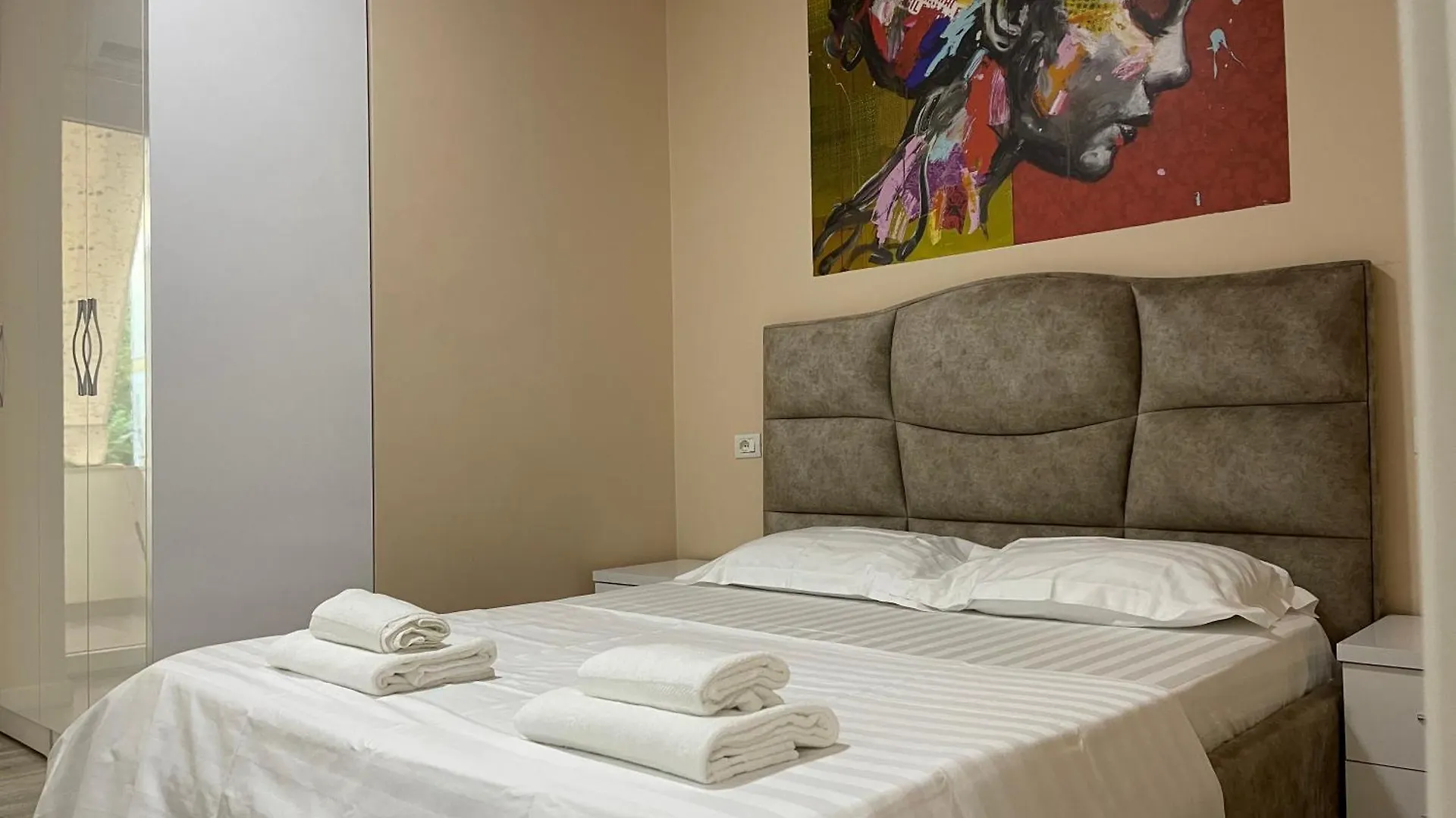 Boutique 3 - Cozy Central 1-Bedroom Albánia
